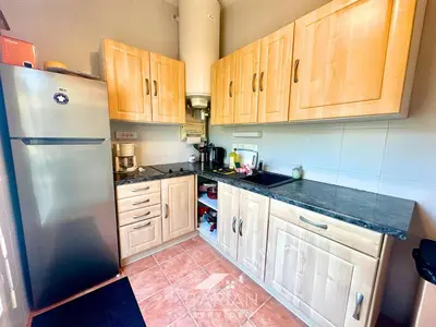 Cuisine ou kitchenette dans l'établissement Bord de mer 60 m - Charmante Maison 5 personnes