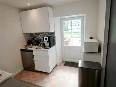 Cuisine ou kitchenette dans l'établissement Maison T2 Meublé à la campagne