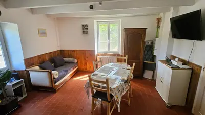 Cuisine ou kitchenette dans l'établissement Maison T2 Meublé à la campagne