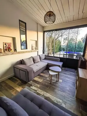 Coin salon dans l'établissement L'échappée, piscine, billard et parking privé