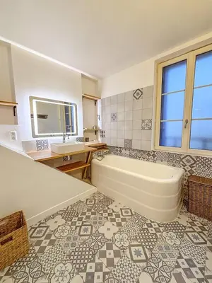 Salle de bains dans l'établissement L'échappée, piscine, billard et parking privé