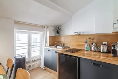 Cuisine ou kitchenette dans l'établissement Apt for 3 near the city center La Rochelle
