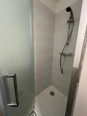 Salle de bains dans l'établissement Apt de 110 m2 tout équipé et confortable