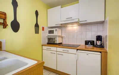 Cuisine ou kitchenette dans l'établissement Magnifique App À La Rochelle