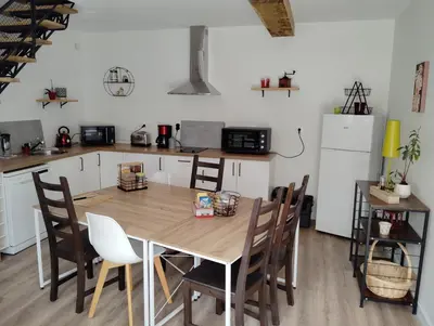 Cuisine ou kitchenette dans l'établissement Maison Les Iris - 2 chambres et 2 salles de bain - 2 à 4 personnes - Futuroscope