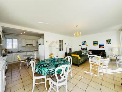 Cuisine ou kitchenette dans l'établissement Maison lumineuse à Fouras, proche mer, 6 pers, 3 ch, jardin - FR-1-709-89