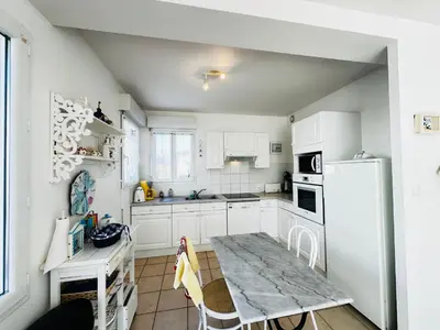 Cuisine ou kitchenette dans l'établissement Maison lumineuse à Fouras, proche mer, 6 pers, 3 ch, jardin - FR-1-709-89