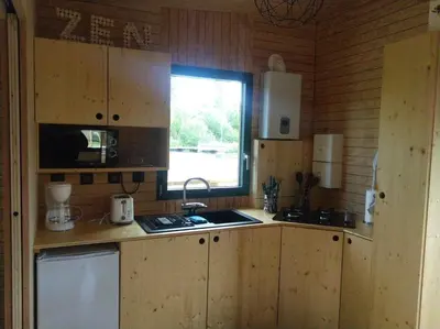 Cuisine ou kitchenette dans l'établissement tom Sawyer cabane flottante