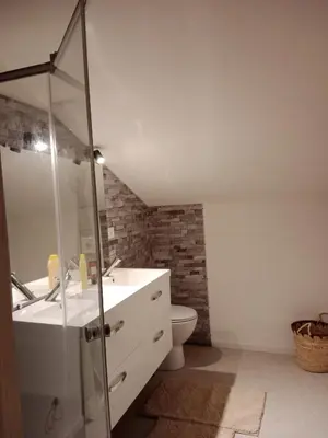 Salle de bains dans l'établissement La tanière de Lise
