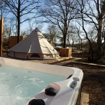 Tente luxe avec jacuzzi vue lac 3