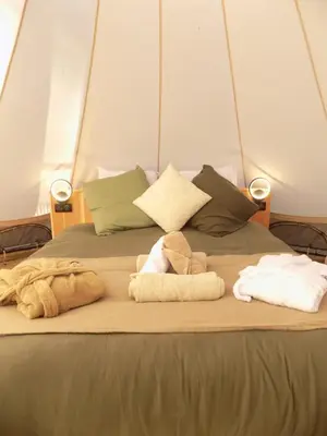Un ou plusieurs lits dans un hébergement de l'établissement Tente luxe vue Etang avec jacuzzi 4