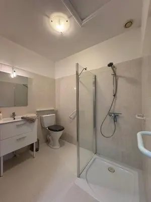 Salle de bains dans l'établissement Appart-Hotel des coquillages Résidence Kiwi