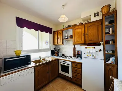 Cuisine ou kitchenette dans l'établissement Location familiale à Fouras, 8 pers, près plages et centre - FR-1-709-87