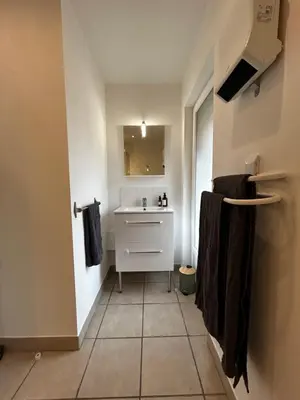 Salle de bains dans l'établissement Gites de la Vergne