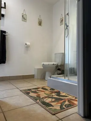 Salle de bains dans l'établissement Gites de la Vergne