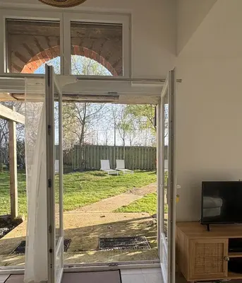 Télévision ou salle de divertissement dans l'établissement Gites de la Vergne