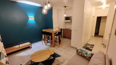 Cuisine ou kitchenette dans l'établissement Appartement proche de La Rochelle centre