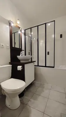 Salle de bains dans l'établissement Appartement proche de La Rochelle centre