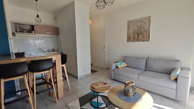 Cuisine ou kitchenette dans l'établissement Appartement proche de La Rochelle centre