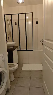 Salle de bains dans l'établissement Appartement proche de La Rochelle centre