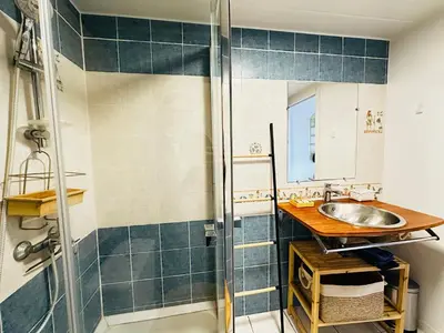 Salle de bains dans l'établissement Maison calme à Fouras pour 4 personnes avec jardin fermé - FR-1-709-92