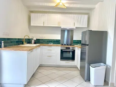 Cuisine ou kitchenette dans l'établissement Villa Verde, magnifique gite à 10 min du Futuroscope