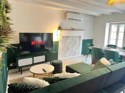 Télévision ou salle de divertissement dans l'établissement Villa Verde, magnifique gite à 10 min du Futuroscope