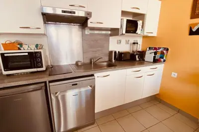 Cuisine ou kitchenette dans l'établissement Quiet house with terrace and south-facing garden
