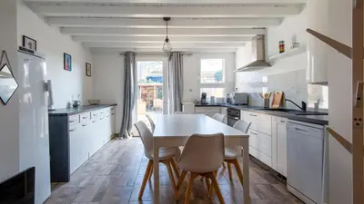 Cuisine ou kitchenette dans l'établissement Le Jardin d'Angély by CozyLife Central Jardin