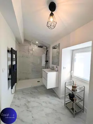 Salle de bains dans l'établissement Le Jardin d'Angély by CozyLife Central Jardin