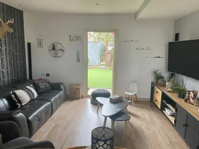 Télévision ou salle de divertissement dans l'établissement Maison de campagne avec piscine