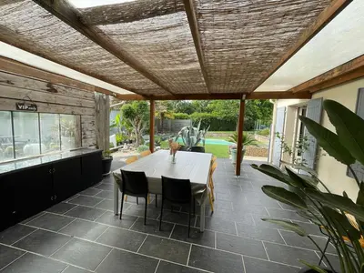 Jardin de l'établissement Maison de campagne avec piscine