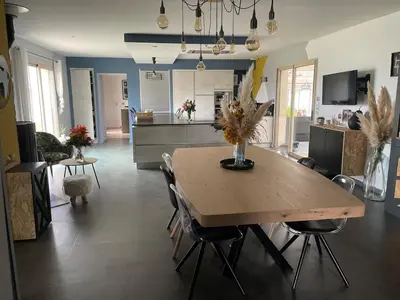 Coin salon dans l'établissement Maison de campagne avec piscine