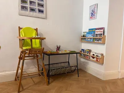 Bibliothèque dans l'appartement