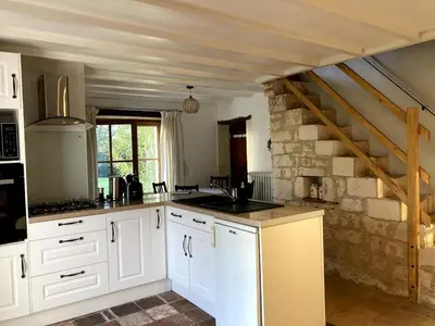 Cuisine ou kitchenette dans l'établissement Gite avec piscine et grand jardin