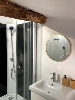 Salle de bains dans l'établissement Gite avec piscine et grand jardin
