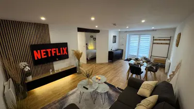 Télévision ou salle de divertissement dans l'établissement Escapade à 10mn à pied du centre Élégant & Moderne