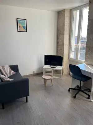 Télévision ou salle de divertissement dans l'établissement Le Contemporain