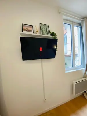 Télévision ou salle de divertissement dans l'établissement Le Cocon, studio tout confort, hypercentre