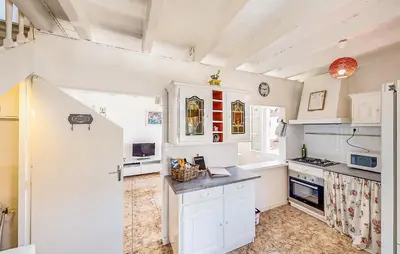 Cuisine ou kitchenette dans l'établissement 2 Bedroom Cozy Home In Oradour-Fanais