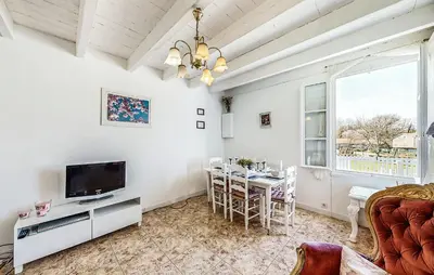 Télévision ou salle de divertissement dans l'établissement 2 Bedroom Cozy Home In Oradour-Fanais