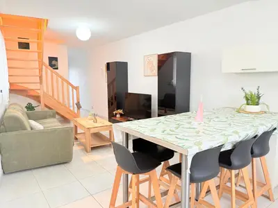 Coin salon dans l'établissement TRIO HOME,3 chambres, parking privé gratuit, wifi haut débit, 10min LA ROCHELLE,15min île de ré