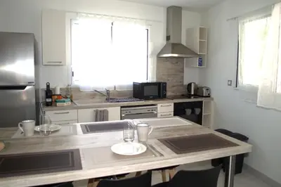 Cuisine ou kitchenette dans l'établissement TRIO HOME,3 chambres, parking privé gratuit, wifi haut débit, 10min LA ROCHELLE,15min île de ré