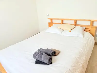 Un ou plusieurs lits dans un hébergement de l'établissement TRIO HOME,3 chambres, parking privé gratuit, wifi haut débit, 10min LA ROCHELLE,15min île de ré