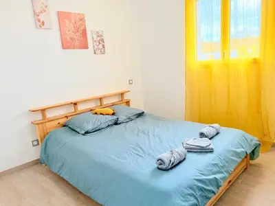 Un ou plusieurs lits dans un hébergement de l'établissement TRIO HOME,3 chambres, parking privé gratuit, wifi haut débit, 10min LA ROCHELLE,15min île de ré