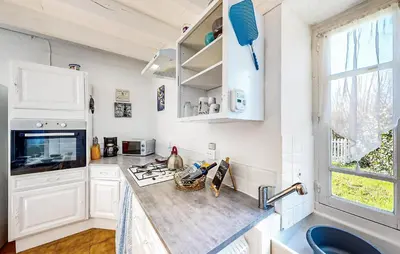 Cuisine ou kitchenette dans l'établissement Lovely Home In Oradour-Fanais With Wifi