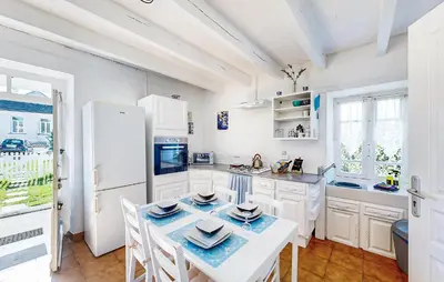 Cuisine ou kitchenette dans l'établissement Lovely Home In Oradour-Fanais With Wifi