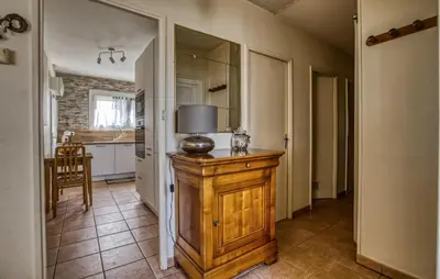 Télévision ou salle de divertissement dans l'établissement 3 Bedroom Gorgeous Home In Rochefort