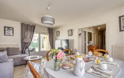 Coin salon dans l'établissement 3 Bedroom Gorgeous Home In Rochefort