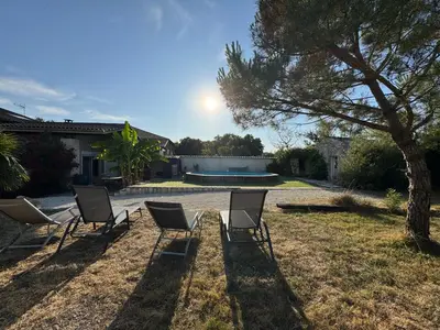 Piscine de l'établissement Marais Inn, maison typique avec piscine et jardin arboré, 10 kms Niort ou située à proximité